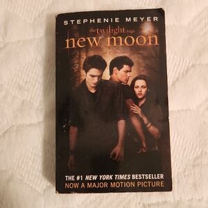 Stephenie Meyer - New Moon (The Twilight Saga) Paperback - Black & Brown Cover